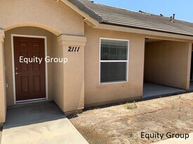 2111 Bella Oaks Dr in Tulare, CA - Building Photo