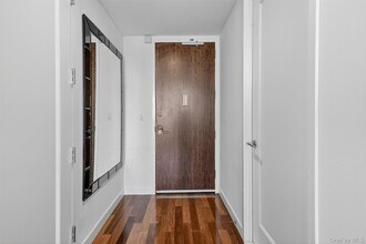 10 City Pl in White Plains, NY - Building Photo - Building Photo