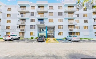 8261 NW 8th St in Miami, FL - Building Photo