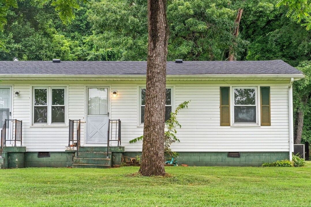 1953 Batts Ln in Clarksville, TN - Building Photo