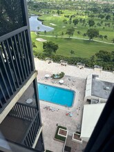 20301 W Country Club Dr, Unit 1927 in Aventura, FL - Building Photo - Building Photo