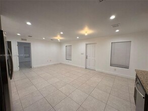 605 NW 3rd Ave in Hallandale Beach, FL - Foto de edificio - Building Photo