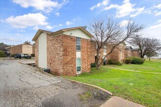 8000 Cambridge Cir in Fort Worth, TX - Building Photo - Building Photo
