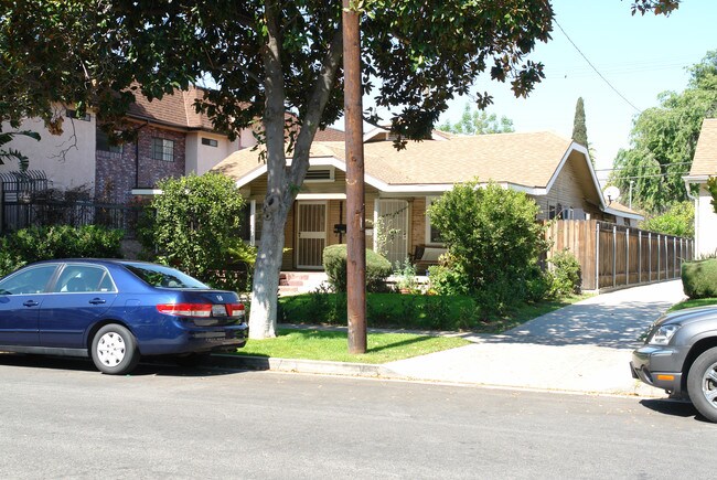 131 Magnolia Ave in Glendale, CA - Foto de edificio - Building Photo