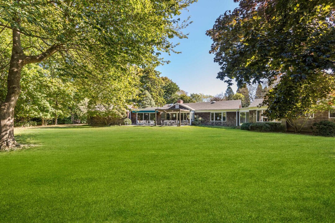 49 Georgica Rd in East Hampton, NY - Building Photo