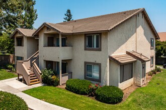 Cactus Grove Apartments in Rialto, CA - Foto de edificio - Building Photo