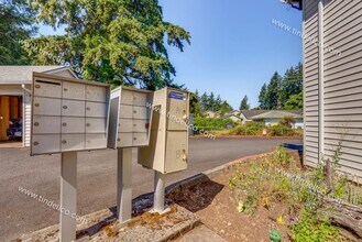 13738 NE Glisan St in Portland, OR - Building Photo - Building Photo