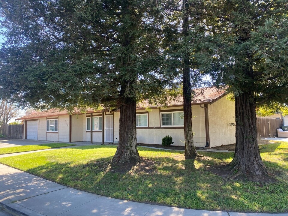 1460 Linden Way in Manteca, CA - Building Photo