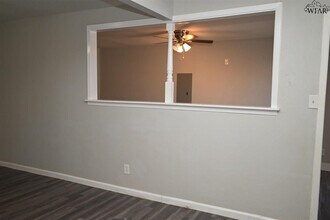 204 W Garden Dr in Iowa Park, TX - Building Photo - Building Photo