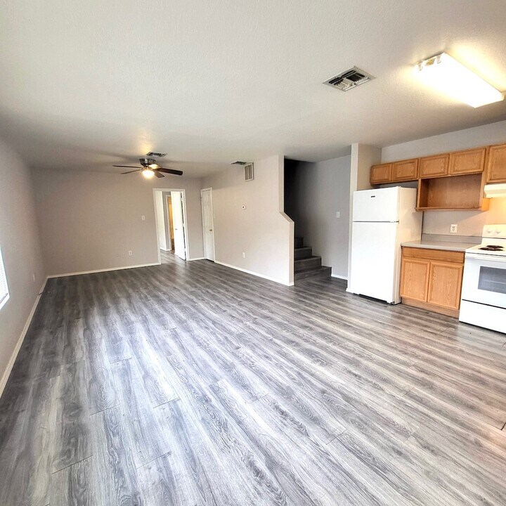 3807 Maverick Crk Rd in San Antonio, TX - Building Photo