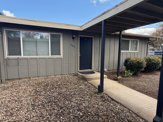 1625 Linnea Ave in Eugene, OR - Foto de edificio - Building Photo