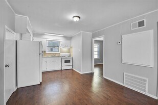 1511 Broadmoor Dr in Bryan, TX - Building Photo