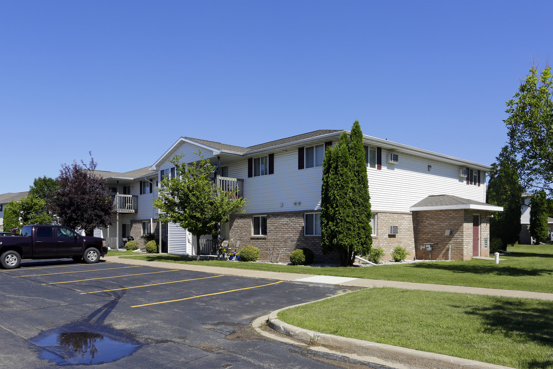 BREEZEWOOD APARTMENTS in Neenah, WI - Building Photo