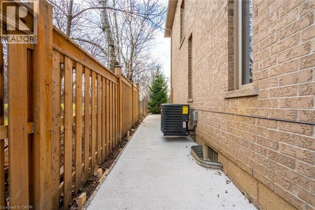 75 Arrowhead Dr in Hamilton, ON - Building Photo - Building Photo