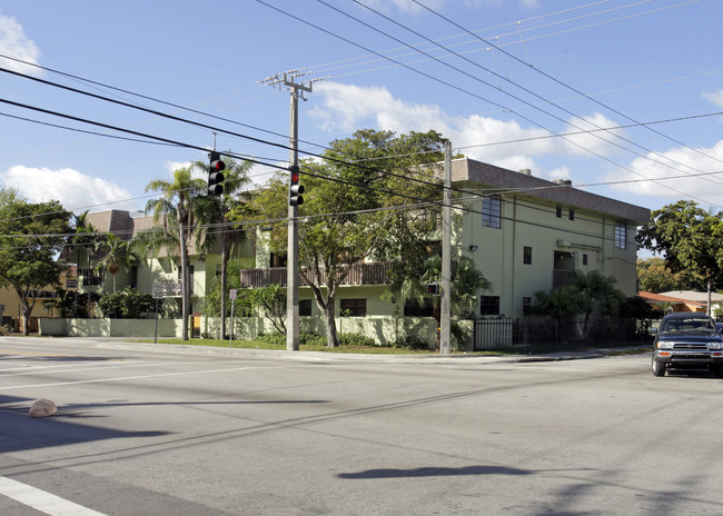 13090 NE 6th Ave in North Miami, FL - Foto de edificio - Building Photo