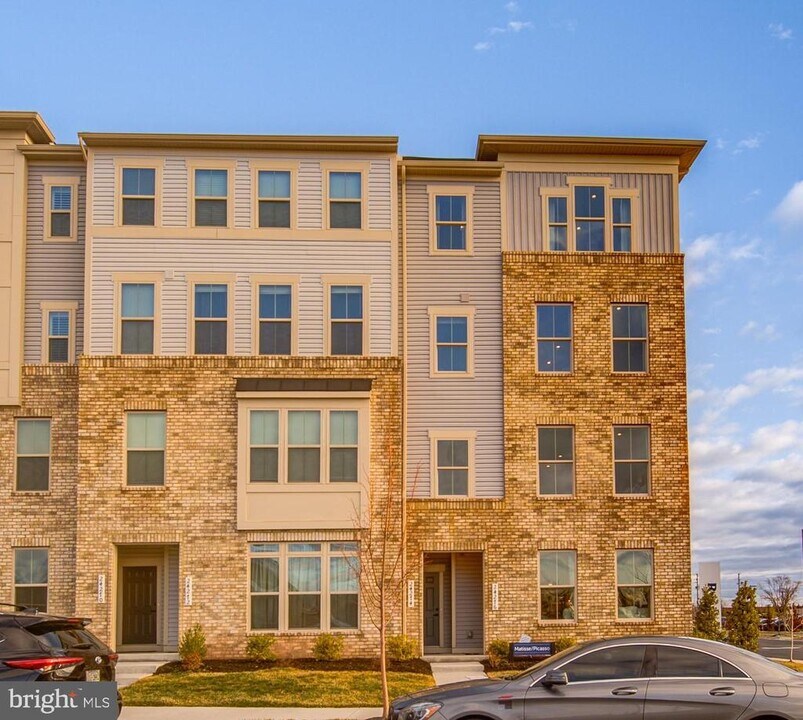 24274 Thurso Sq in Sterling, VA - Building Photo