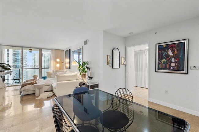 1155 Brickell Bay Dr, Unit 1903 in Miami, FL - Foto de edificio - Building Photo