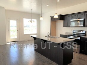 552 N 260 W in Vineyard, UT - Foto de edificio - Building Photo