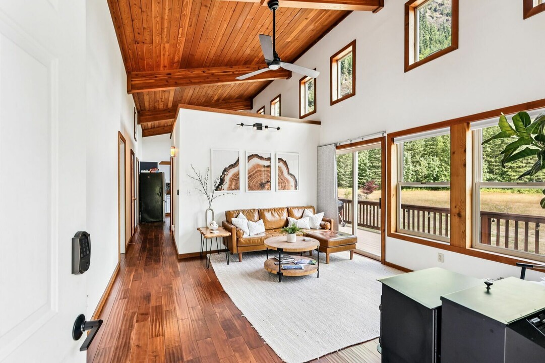 14341 WA-530 in Concrete, WA - Foto de edificio