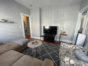 24 Belknap St, Unit 2 in Somerville, MA - Foto de edificio - Building Photo