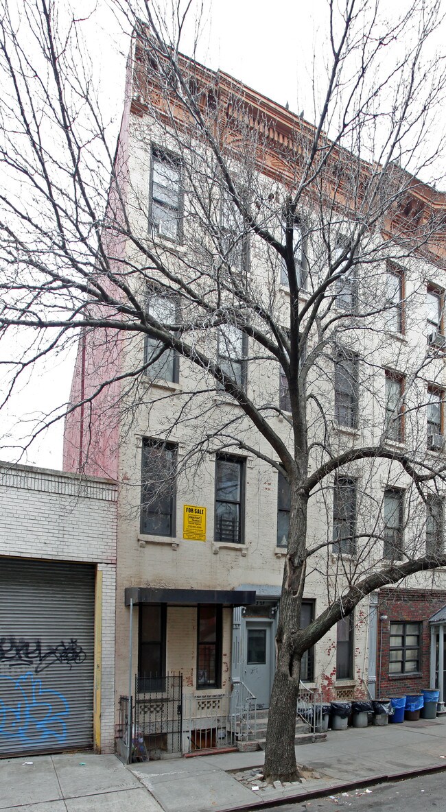 325 E 109th St in New York, NY - Building Photo - Building Photo