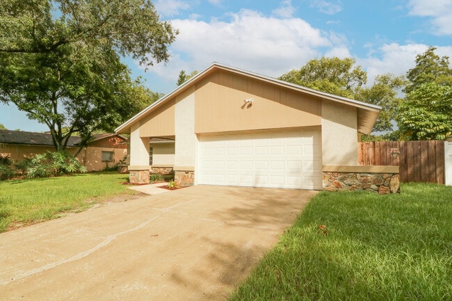 306 N Bay Hills Blvd in Safety Harbor, FL - Building Photo - Building Photo