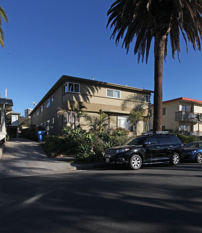 4427 Ambrose Ave in Los Angeles, CA - Building Photo - Building Photo