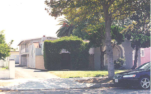 214 W Hillcrest Blvd in Inglewood, CA - Building Photo