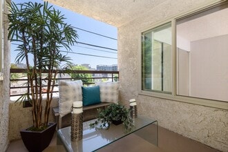 Franklin Plaza in Los Angeles, CA - Building Photo - Building Photo