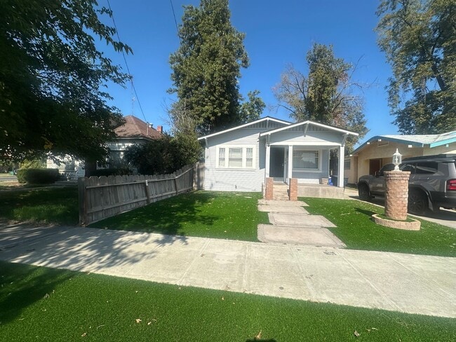 226 W Bush St in Hanford, CA - Building Photo - Building Photo