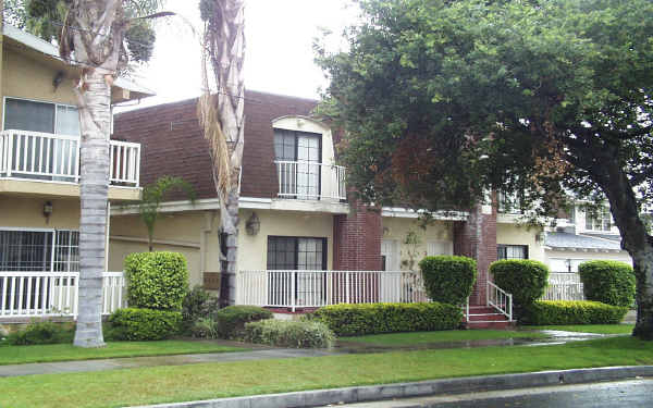 2358 Florencita Ave in Montrose, CA - Foto de edificio - Building Photo