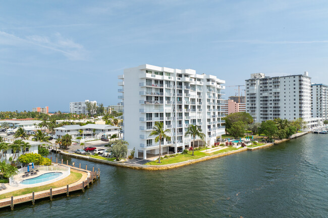 Seacrest Towers in Pompano Beach, FL - Building Photo - Building Photo