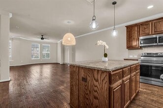 2500 Rockbrook Dr in Lewisville, TX - Foto de edificio - Building Photo