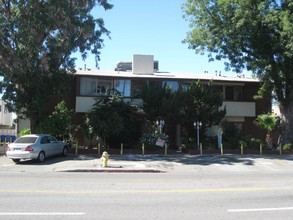 223 E Bunny Ave in Santa Maria, CA - Foto de edificio - Building Photo