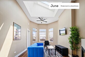Private bedroom in 3 bed/1 bath Home in Chicago, IL - Building Photo - Building Photo