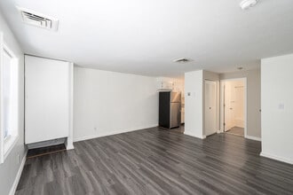 ReNew Taunton Apartment Collection in Taunton, MA - Foto de edificio - Interior Photo
