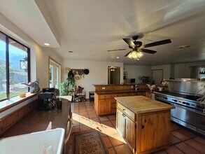 2029 Willow Glen Rd in Fallbrook, CA - Foto de edificio - Building Photo