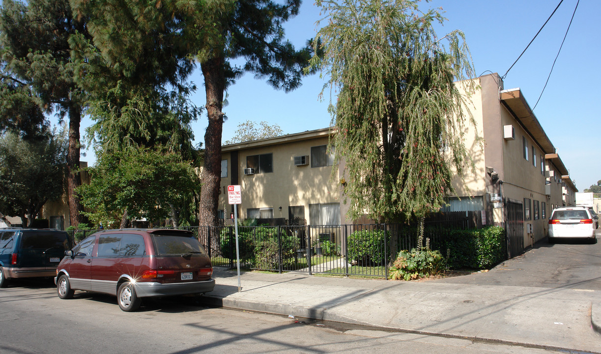 8751 Langdon Ave in North Hills, CA - Foto de edificio