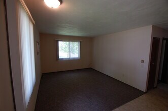 916 Prospect Ave in Grafton, ND - Foto de edificio - Building Photo