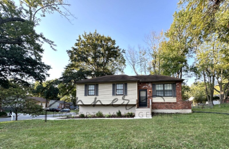 805 NW Oxford Dr in Blue Springs, MO - Building Photo