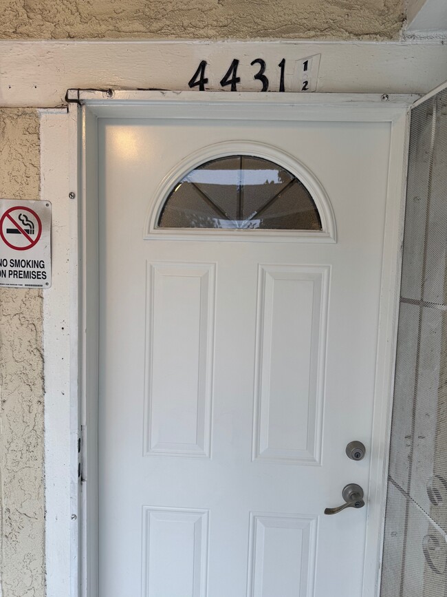 4433 3/4 Towne Ave in Los Angeles, CA - Building Photo - Building Photo