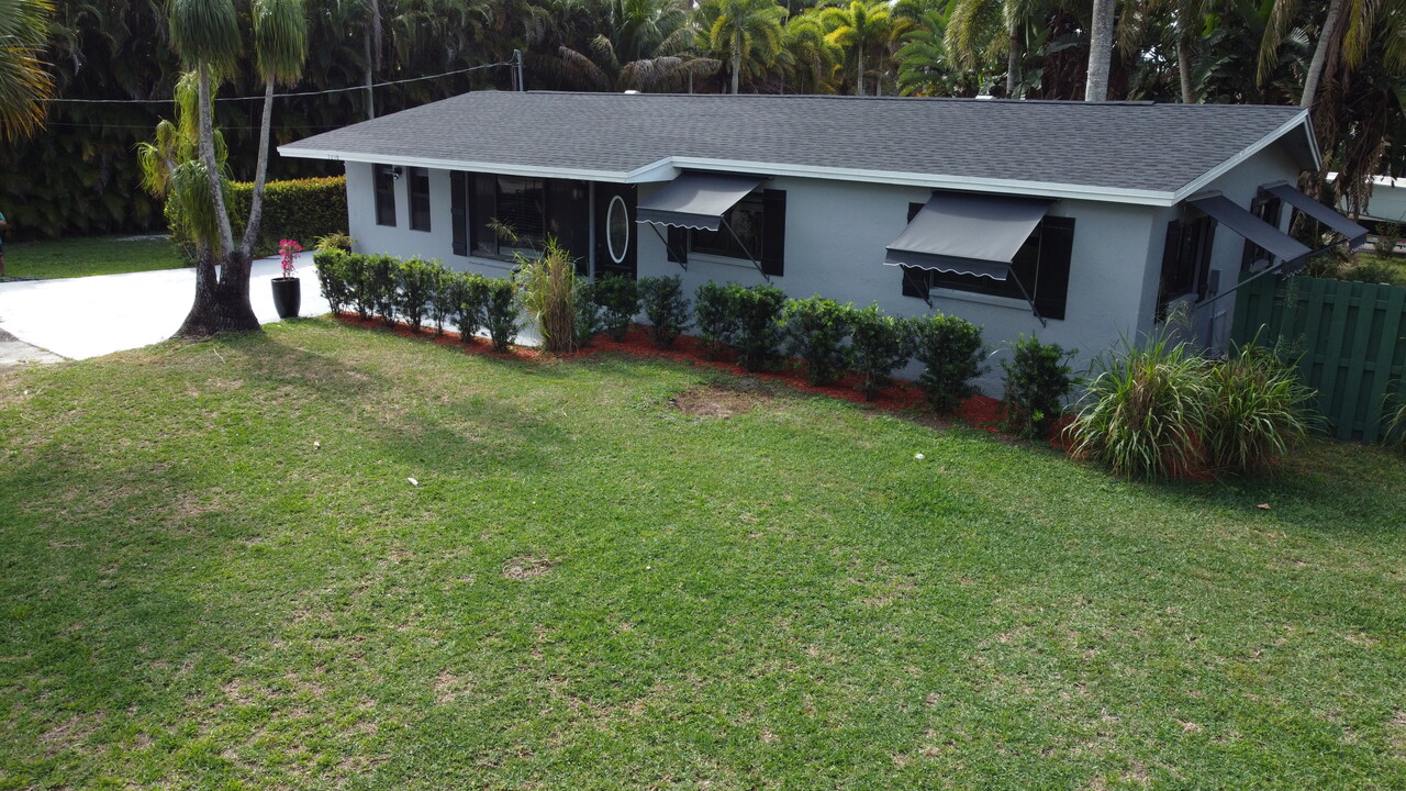 5318 S 73rd Rd in Lake Worth, FL - Building Photo