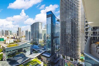 55 SW 9th St, Unit 3010 in Miami, FL - Building Photo - Building Photo