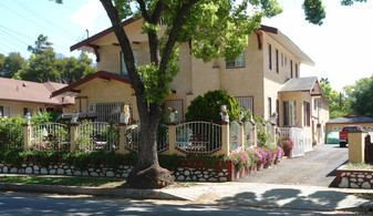 1390 Los Robles Ave in Pasadena, CA - Building Photo