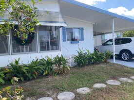 8775 20th St in Vero Beach, FL - Building Photo