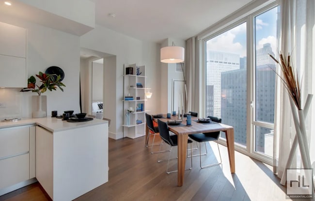 East 44th Street, Unit 40N in New York, NY - Building Photo - Building Photo