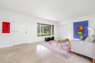 6445 SW 46th Terrace in Miami, FL - Building Photo - Building Photo