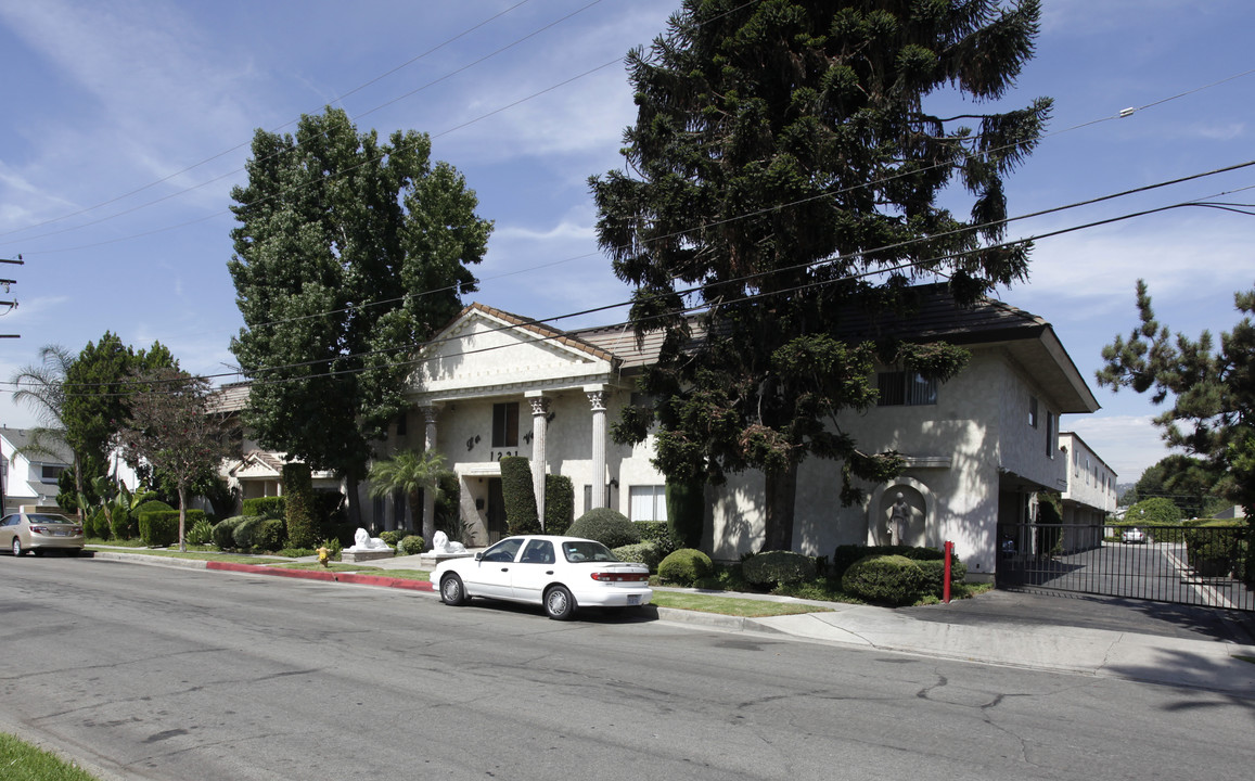 1231 Hillandale Ave in La Habra, CA - Foto de edificio