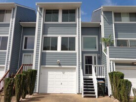 421 Terrace Ct in Virginia Beach, VA - Building Photo