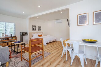 5534 Alcove Ave, Unit 2 in Los Angeles, CA - Foto de edificio - Building Photo